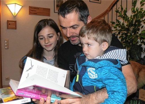 „Das Interesse am Lesen beginnt mit dem Vorlesen von Gute-Nacht-Geschichten“, weiß Robert Söll, der am Tag der offenen Tür die Pfarrbücherei mit seinen Kindern Anna und Stefan besuchte.Fotos Fill