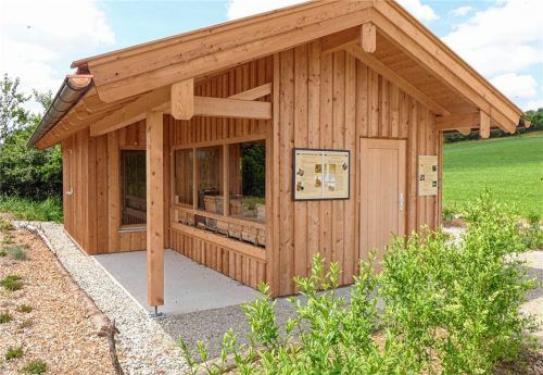 Das neue Schaubienenhaus soll vor allem Kindern die Imkerei anschaulich vermitteln.Foto re