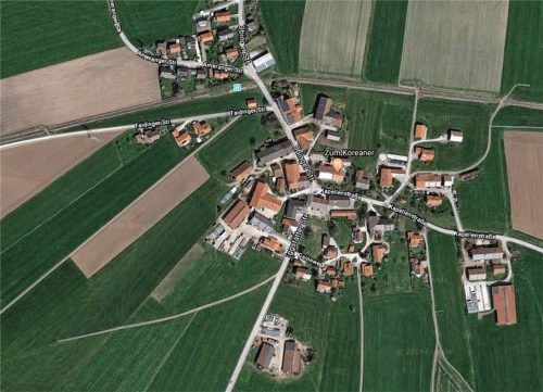 Das südliche Ortsende von Aindorf wird Hauptstandort einer mobilen Geschwindigkeitsanzeigetafel.Foto Google maps