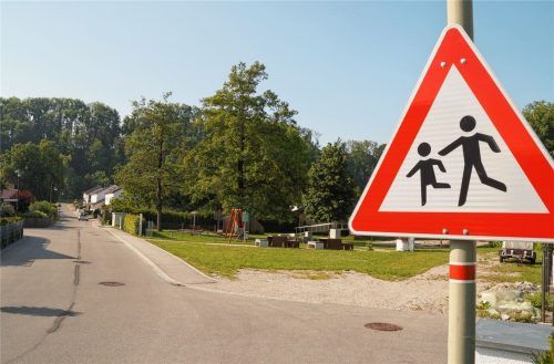 Bringt ein Zebrastreifen die erhoffte Sicherheit am Spielplatz am Bleicher? Einige Gemeinderäte sind fest davon überzeugt. Die Polizei warnt vor einer trügerischen Sicherheit.Foto  Grundner