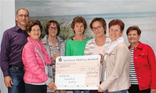 Das Vorstandsteam des Kraiburger Frauenbundes mit Evi Meier (von rechts), Christa Söllner, Bernadette Langstein, Hedwig Ohni, Rosmarie Seidl und Regina Wimmer, die Heimleiter Hubert Forster den Spendenscheck für die „Hospiz-Insel“ übergaben.Foto  Bachmaier