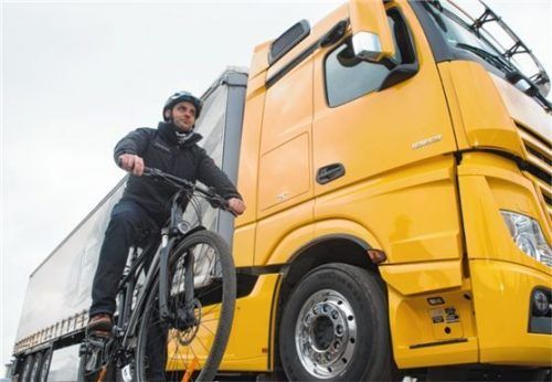 Der Abbiegeassistent in Lkw soll Fußgänger und Radfahrer schützen.Foto dpa