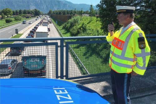 Der Chef hat die Lage im Blick: Peter Böttinger meldet die Verkehrslage an die Zentrale der Verkehrspolizei. Fotos MAier