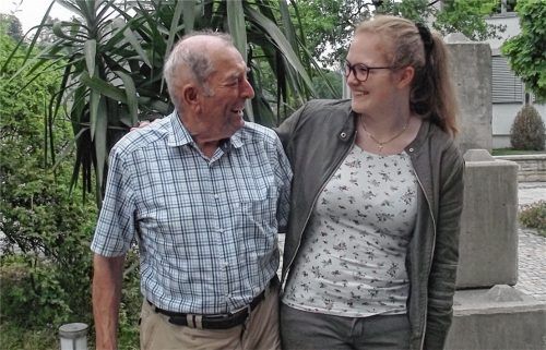 Der Ehrenvorsitzende Andreas Wiesböck, 82 Jahre, ist langjährigster Sänger des Liederkranzes Rohrdorf, erst seit Ostern ist die 17-jährige Gymnasiastin Gertrud Summerer dabei. Foto  Riedl
