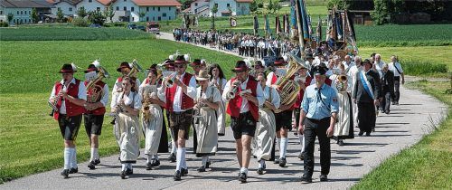 Der Festzug, dem Krieger- und Soldatenverein Ramsau zu Ehren, setzt sich in Bewegung.Fotos Günster