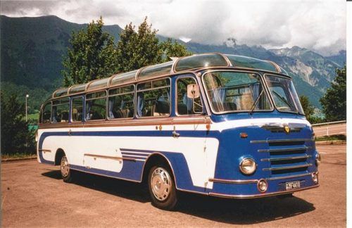 Der Film-Bus aus „Das Wunder von Bern“ ist auf der Schlosswiese in Maxlrain dabei, ebenso Ulrich Haupt (daneben Restaurator Benjamin Stengl) mit seinem Audi 100 Coupé S und erstmals Nutzfahrzeuge wie dieser MAN-Lkw. Fotos ADAC, re