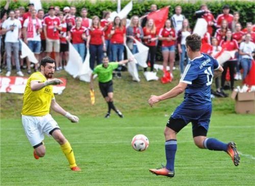 Der Führungstreffer: Schechens Raphael Altenweger taucht vor Torwart Tobias Kallus auf und trifft zum 1:0.Fotos Neumeier