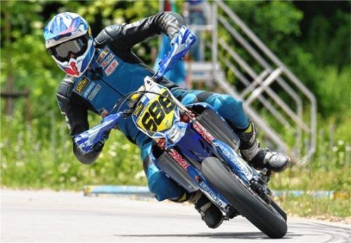 Der Inzeller Peter Mayerbüchler setzte sich beim Fridolfinger Supermoto in der Klasse Prestige durch.Foto fotoimpressionen.org