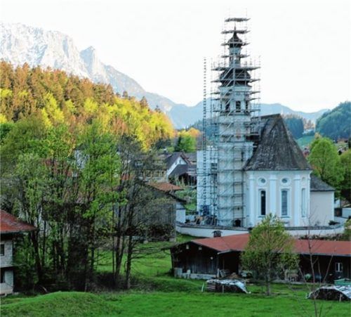 Der Kirchturm in Sachrang ist eingerüstet. Das Millionenprojekt Dachsanierung kann losgehen. Foto Rehberg