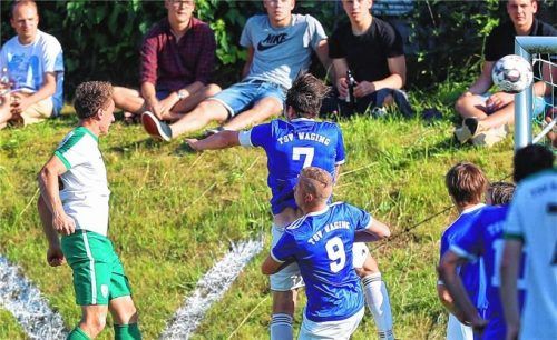 Der Kopfballtreffer von Maximilian Gressierer (links) half Emmering nicht.Foto Butzhammer