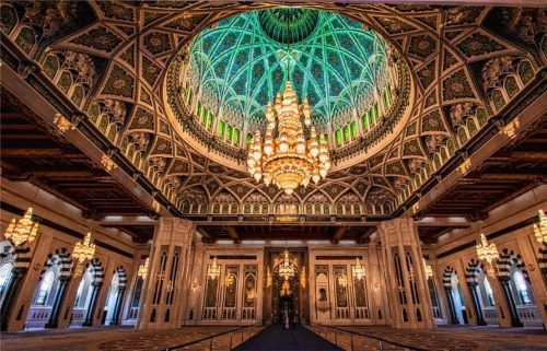 Der Kristallleuchter der Sultan-Qabus-Moschee besteht aus über 600000 Swarovski-Kristallen. Foto flashback