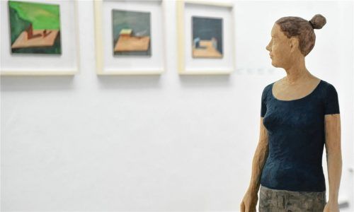 Der Mensch und seine Haltung zur Welt: Die namenlose Skulptur von Johanna Schelle scheint die Kunstwerke zu betrachten. Fotos Kuhn