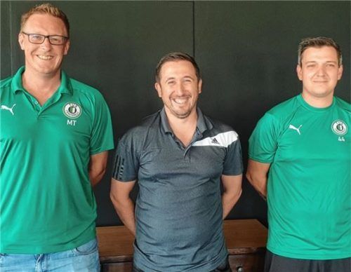 Der neue Traunreuter Cheftrainer Harry Mayer, flankiert von Abteilungsleiter Markus Tesche (links) und dem Sportlichen Leiter Christoph Raue.Foto Tus