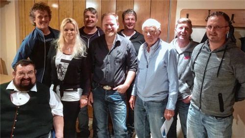 Der neue Vorstand vertritt mehr als 1000 Vereinsmitglieder (von links): Bürgermeister Hans Loy, Stefan Wallner, Petra Scholz, Markus Schäffner, Peter Brunner, Markus Maier, Hans Heigl, Simon Fortner und Robert Heilmann. Foto niessen