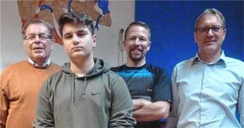 Der neue Vorstand (von links): Vorsitzender Günter Ziegler, Zweiter Vorsitzender Robert Günther und Dritter Vorsitzender Helmut Wild mit (im Vordergrund) Jugendsprecher Tolga Konduraci.Foto re