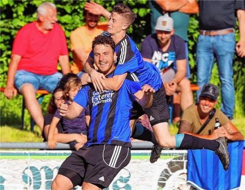Wo wird künftig gejubelt, wenn der SV Ramerberg ein Tor schießt? In diesem Fall freuten sich Patrick Lerch (links) und Xaver Anton Diptmar in der vergangenen Saison. Foto Butzhammer
