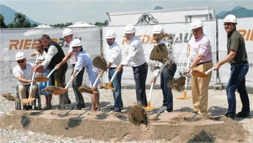 Der symbolische Spatenstich erfolgte bei strahlendem Sonnenschein. Zur Schaufel griffen auch Kiefersfeldens Bürgermeister Hajo Gruber (links) und Regionaldirektorin Ivona Meissner (Fünfte von links).Foto Hoffmann