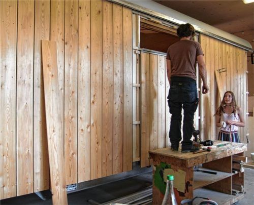 Der Treffpunkt auf Rädern: Der „Zirkuswagen“ des Stadtjugendrings nimmt immer mehr Gestalt an. Gemeinsam arbeiten Schreiner und Jugendliche am Einölen der Holzfassade. Fotos  re