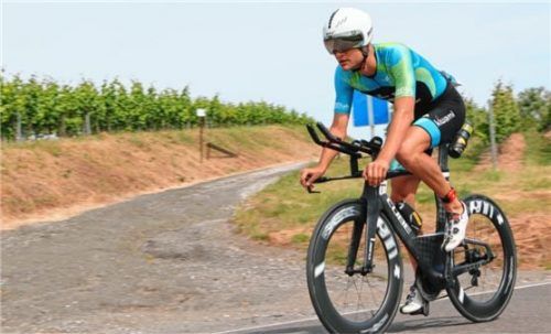Der Überseer Profi-Triathlet Julian Erhardt zeigte in Maxdorf ein starkes Rennen und holte sich über die Mitteldistanz souverän den Sieg.Foto Erhardt