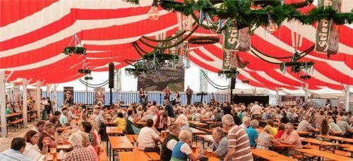 Der weiß-blaue Stammtisch fand am Sonntagmittag vor Tischreihen statt, die nicht überall gut gefüllt waren. Foto wimmer