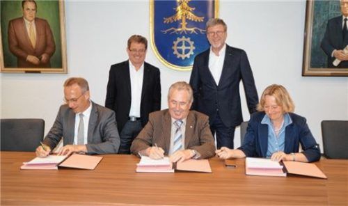 Der Zweckverband „Hochschulcampus Mühldorf-Waldkraiburg“ soll den Landkreis Mühldorf als dezentralen Hochschulstandort voranbringen. Jetzt haben Landrat Georg Huber (Mitte) und die Bürgermeister Marianne Zollner und Robert Pötzsch im Waldkraiburger Rathaus im Beisein des Landtagsabgeordneten Marcel Huber (hinten rechts) und des Präsidenten der TH Rosenheim, Professor Heinrich Köster, den Vertrag unterzeichnet. Foto  Grundner