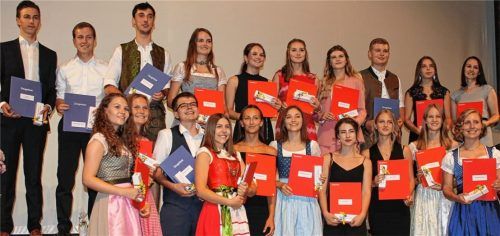 Ein gemeinsames Gruppenfoto der besten Absolventen wie im vergangenen Jahr wird es in diesem Jahr nicht geben. Wegen der Corona-Pandemie fallen die Abschlussfeiern schlichter aus. Foto  Lohmann