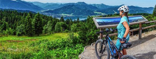 Die 46 Kilometer lange Rundtour zwischen den beiden Seen bietet herrliche Ausblicke auf die Gewässer und umliegenden Berge, wie hier vom Berggasthof Neureuth.