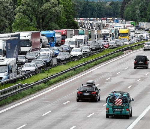 Die A8 soll sechsspurig ausgebaut werden. Das hat der entsprechende Ausschuss im Bundestag entschieden. Foto dpa