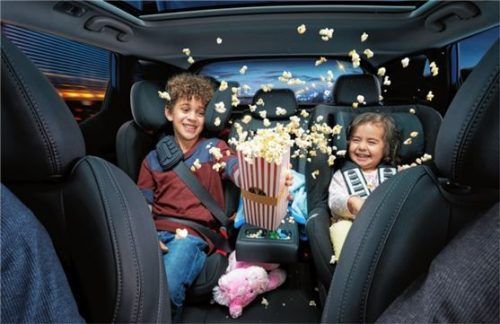 Die Ablenkung auf der Rückbank: Wie Kinder im Auto die Unfallgefahr steigern. Foto nissan