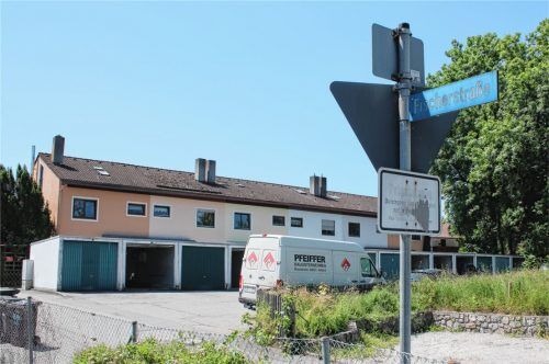 Die Anwohner der Fischerstraße in Kolbermoor wollen, dass Ruhe einkehrt und sie endlich auch auf dem Papier das Recht haben, zu ihren Häusern zu gelangen. Foto Riediger