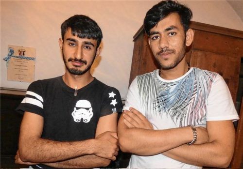 Die Asylbewerber Mohamed Ali (links) aus Pakistan und Mirwais Noori aus Afghanistan können es nicht verstehen, warum sie im Landkreis Traunstein keine Ausbildung machen und nicht arbeiten dürfen, obwohl dies ihre Landsleute in den Nachbarlandkreisen dürfen. Mohamed Ali lebt seit 2016 in der Gemeinschaftsunterkunft im alten Grabenstätter Pfarrkindergarten, Mirwais Noori ist mittlerweile in die dezentrale Unterkunft in Seegatterl (Reit im Winkl) umgezogen. Foto Müller