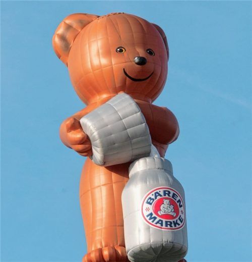Die „Bärenmarke“, hier als Heißluftballonfigur im Sonderformat, gehört zwar noch zu Hochwald Foods, die die Kondensmilch einst in Weiding produziert hat. Die Marke ist jedoch weitergeflogen, wird offenbar in den Niederlanden abgefüllt. In Weiding indes sorgt der neue Eigentümer Almil für Aufregung. Foto dpa