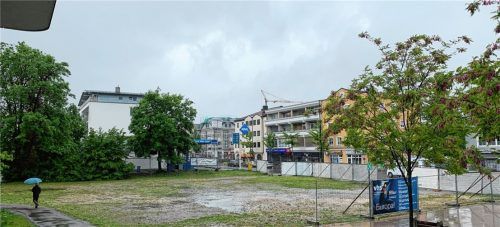 Die Baulücke zwischen Rathaus und Aral-Tankstelle an der Rosenheimer Straße soll mit einem Wohn- und Geschäftshaus geschlossen werden. Die Ausschreibung läuft.Fotos Gantner/Entwürfe Behnisch-Architekten (2)