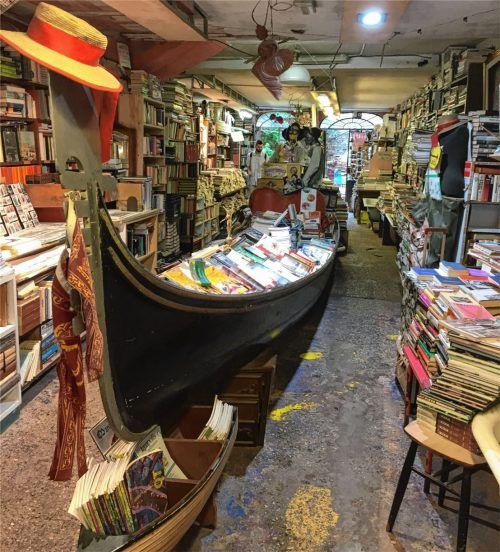 Die Buchhandlung „acqua alta“ symbolisiert den Charme der Lagunenstadt: italienische Literatur in Massen, mitten im Laden das Wahrzeichen Venedigs. Fotos karin Zehentner