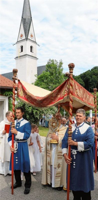Die Consultoren der Bruderschaft bei der Prozession zu Fronleichnam in Frasdorf tragen den Himmel über dem Allerheiligsten. Foto REhberg