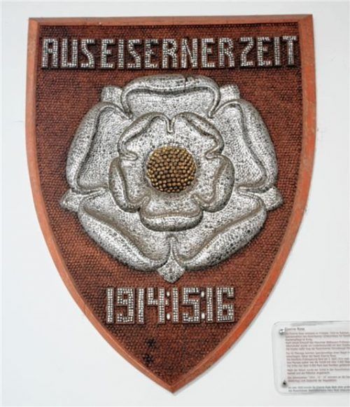 Die Eiserne Rose wurde 1916 benagelt, um Spenden für Kriegsopfer zu erhalten. Das Wappenschild zeigt die Rosenheimer Rose noch in der ursprünglichen Form, wie sie seit 1374 überliefert ist, mit einem Kelchblatt nach unten. Inzwischen wurde die Rose leicht gedreht und weist jetzt mit einem Kelchblatt nach oben.Foto Frick
