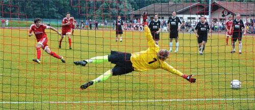 Die Entscheidung in der Nachspielzeit: Söllhuben-Kapitän Dominik Spanovic überwindet Riedering-Keeper Peter Schauer mit einem platzierten Schuss vom Punkt.Fotos Ruprecht