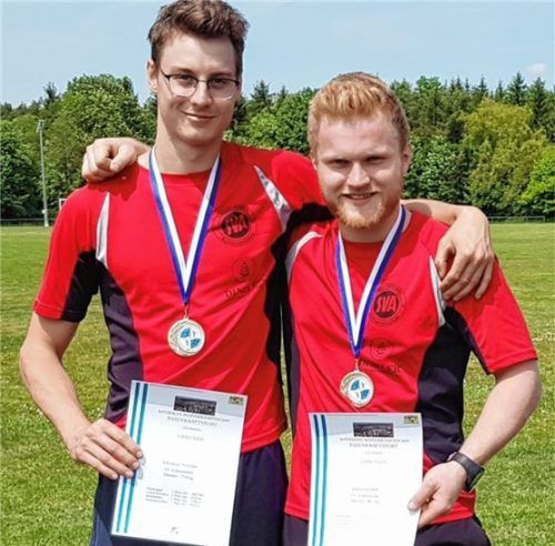 Die erfolgreichen Rasenkraftsportler vom SV Achenmühle: Sebastian Schober (links) und Johannes Höß. Foto Stuffer