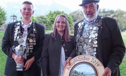 Die Erste Schützenmeisterin Marlene Schwarzenbeck mit Jungschützenkönig Seppi Lechner (links) und Schützenkönig Ludwig Brunschmid (rechts). Foto re