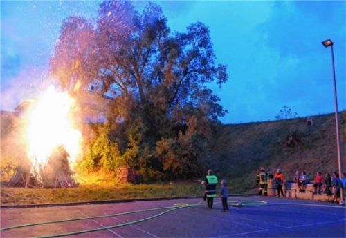 Die Feuerwehr passte gut auf, dass das Sonnwendfeuer der Eisschützen nicht gefährlich wurde.Foto  Bachmaier