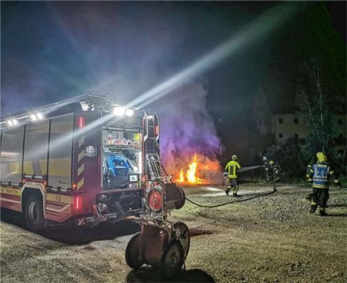 Die Feuerwehr Traunstein rückte an, um das brennende Fahrzeug zu löschen. Fotos Lamminger