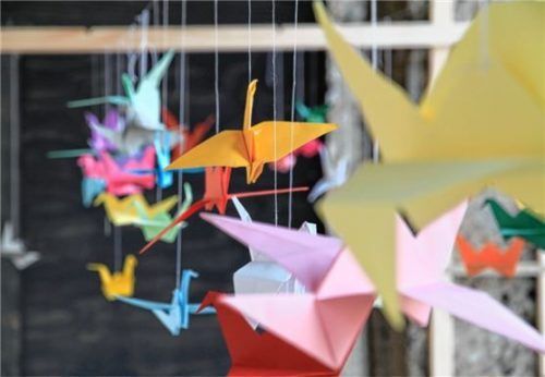 Die fliegenden Kraniche, die bei der Ausstellungseröffnung gebastelt werden, sollen bei Einbruch der Dunkelheit beleuchtet werden. Foto Henriette Matovina/Kulturforum Rosenheim