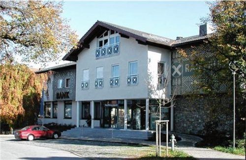 Die Geschäftsstelle der Raiffeisenbank Chiemgau Nord in Obing, deren Bestand gesichert ist. Foto re
