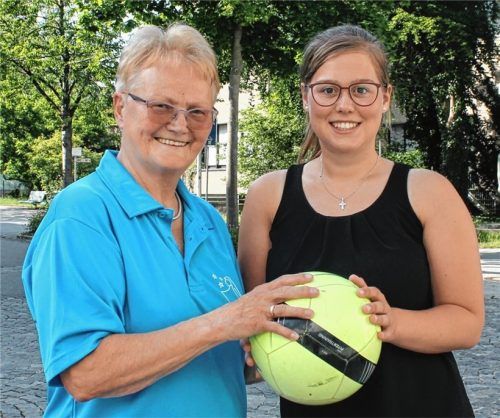 Die Hände fest am Ball: Inge Schnabl (links) spielte 20 Jahre als Torhüterin, Katharina Schmidinger spielt aktuell beim TV Altötting als Außenverteidigerin. Foto  lohmann