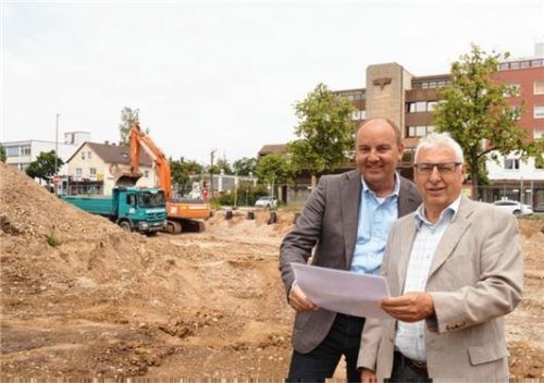 Die halbe Stadt hat drauf gewartet: In wenigen Wochen ist Baubeginn auf dem exponierten Gelände zwischen Egerländer-, Berliner- und Iglauer Straße. Die gewerblichen Flächen will die Genossenschaft selbst nutzen, wie Geschäftsführer Werner Meisenecker (links) und Prokurist Uwe Krämer mitteilen.Foto  Grundner