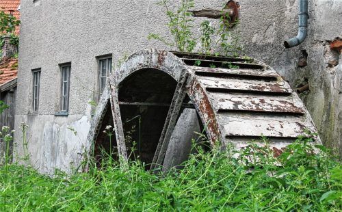 Die Hofmühle in der Ortsmitte von Jettenbach ist schon lange nicht mehr in Betrieb und steht still.