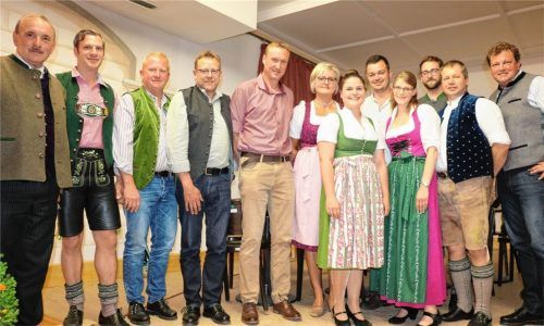 Die Kandidaten der Bürgerbewegung Aschau (von links): Bürgermeisterkandidat Max Neumüller, Alexander Wortmann, Werner Pankraz, Manfred Stein, Andreas Schmid, Barbara Pertl, Veronika Lang, Florian Höglauer, Stefanie Scheck, Markus Aicher, Stefan Gschlößl und Franz Vordermayer.Foto Rehberg