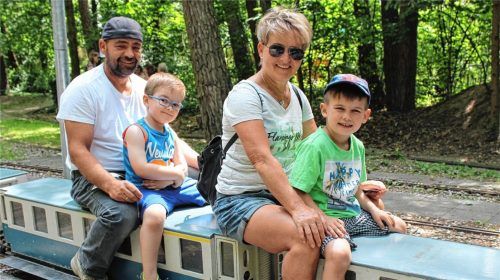 Die Kleinbahn im Stadtpark bietet Spaß für Jung und Alt. Da fahren die Kinder genauso gerne mit wie Eltern und Großeltern.Fotos  Huckemeyer