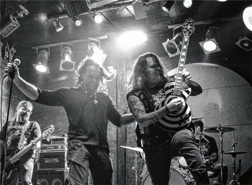 Die Mühldorfer Band „Black Bourne“ verschreibt sich als einer der Headliner dem großen musikalischen Erbe der Kultrocker „Black Sabbath“.Foto re