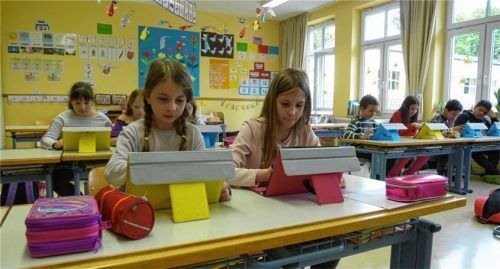 Die Schüler der Grundschule an der Dieselstraße arbeiten seit Kurzem mit Tablets. Je nach individuellem Leistungsvermögen dürfen sie Übungen bearbeiten. Foto  re